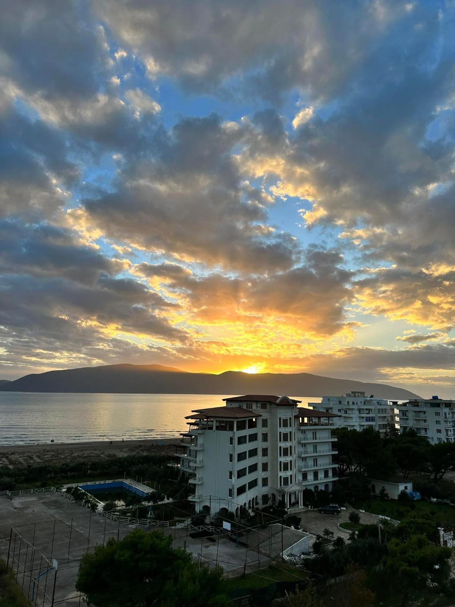 Sea View Apartment Luxury Vlorë Екстериор снимка