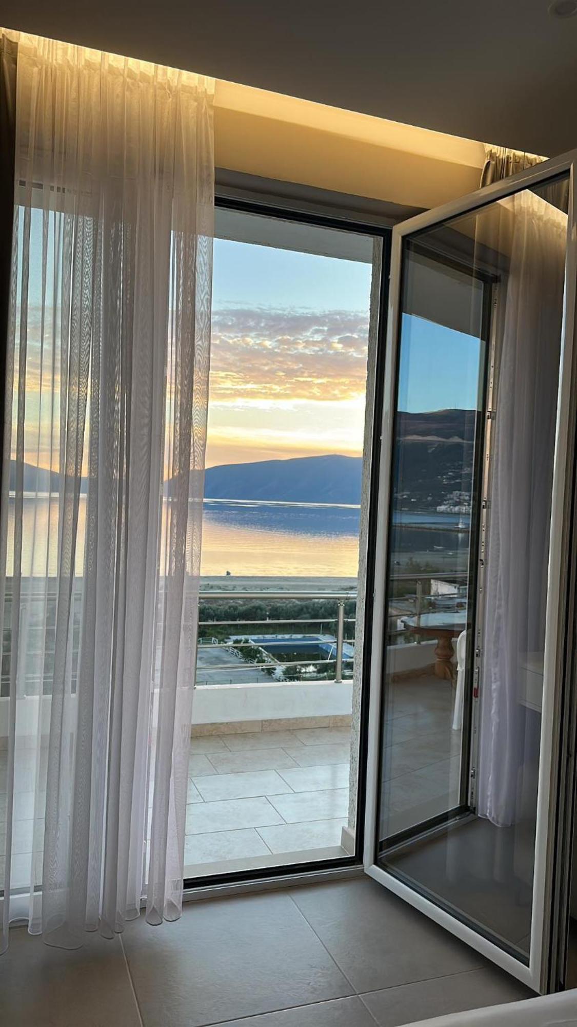 Sea View Apartment Luxury Vlorë Екстериор снимка